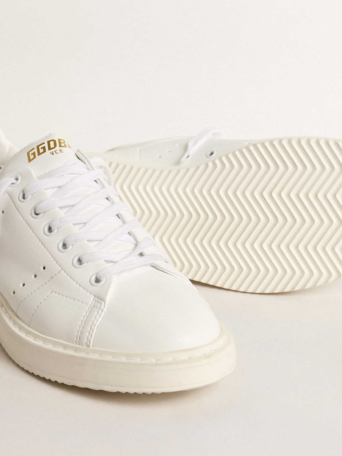 Golden Goose Men’s bio-based Starter with white star and heel tab