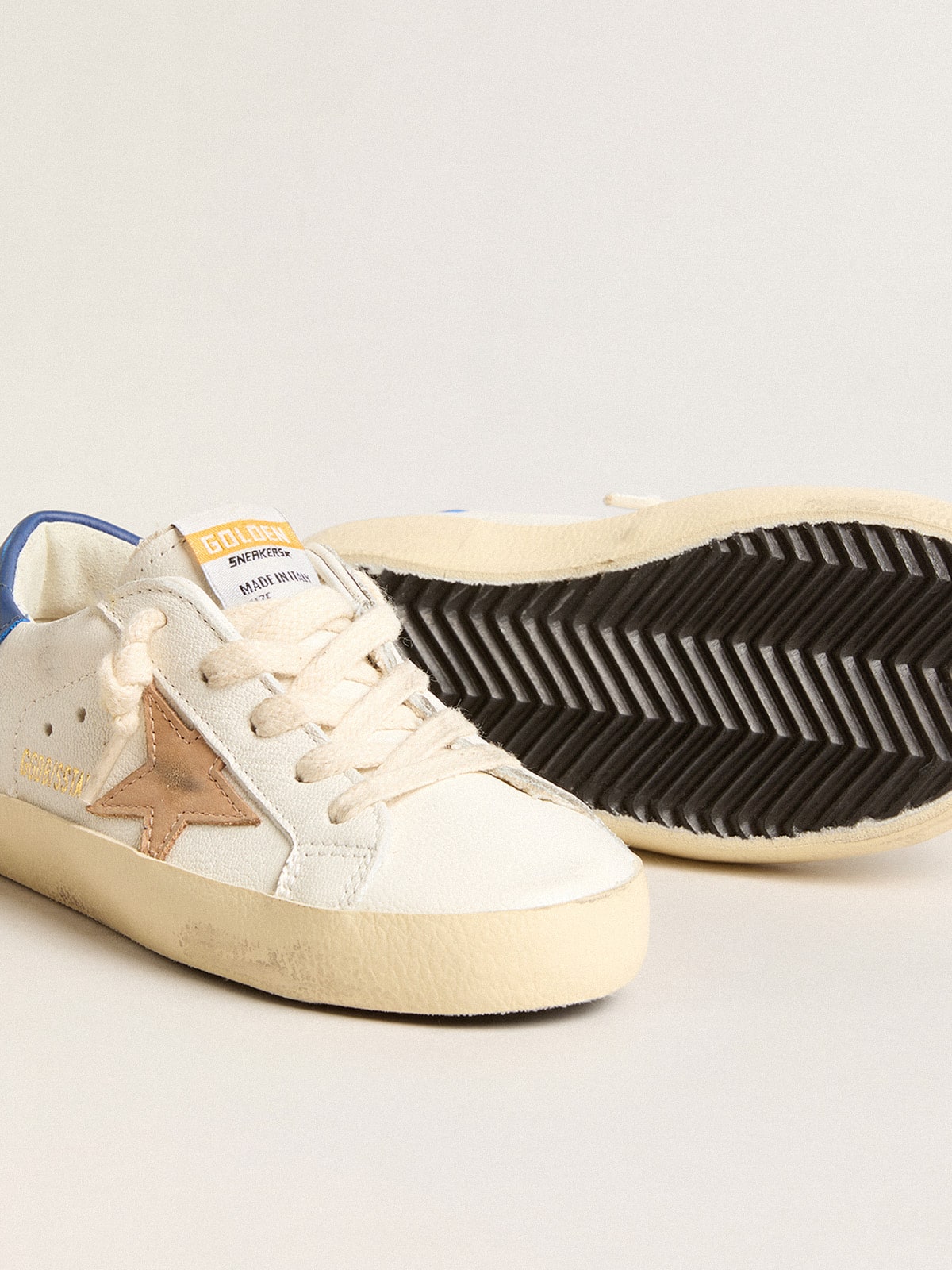 Golden Goose Junior Super-Star in nappa leather with a beige star and blue heel tab